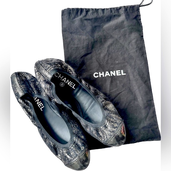 CHANEL Shoes - Authentic CHANEL almost new ballet flats, size 7/37. Firm price